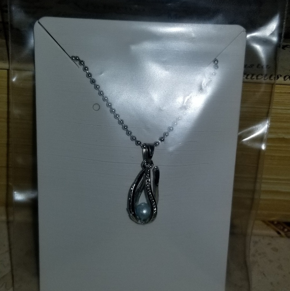 Glow In The Dark pearl   Pendant - Picture 7 of 7